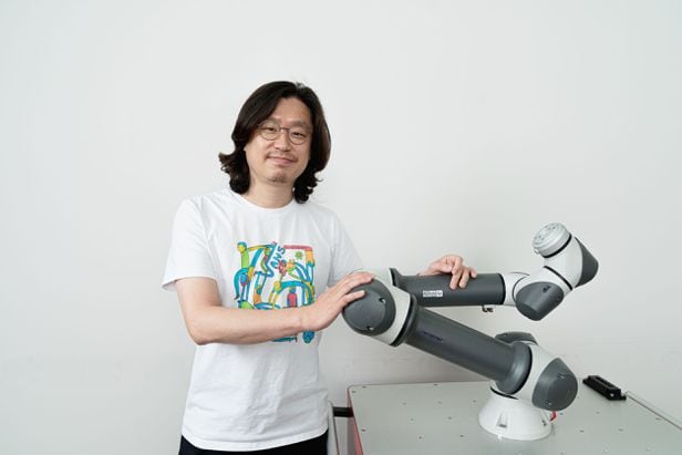 레인보우로보틱스 이정호 대표가 협동로봇을 소개하고 있다./레인보우로보틱스 제공
