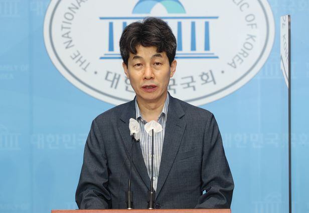 윤건영 더불어민주당 의원. /뉴스1