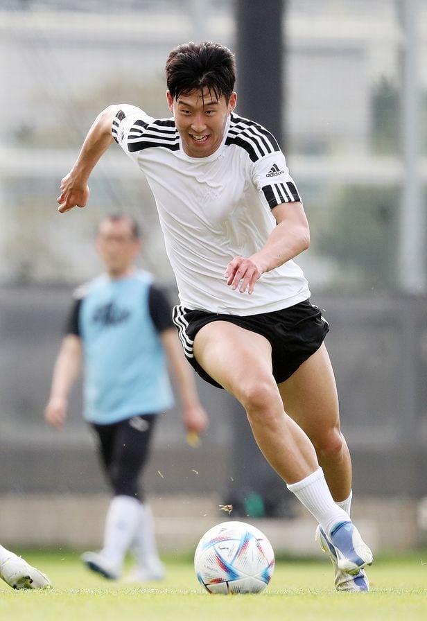 대한민국 축구 국가대표팀의 에이스 손흥민이 6일 오후 경기도 성남시 성남FC 클럽하우스 내 그라운드에서 열린 아마추어팀과 조기 축구 경기에 출전해 드리블을 하고 있다. 2022.7.6/뉴스1 ⓒ News1 김진환 기자