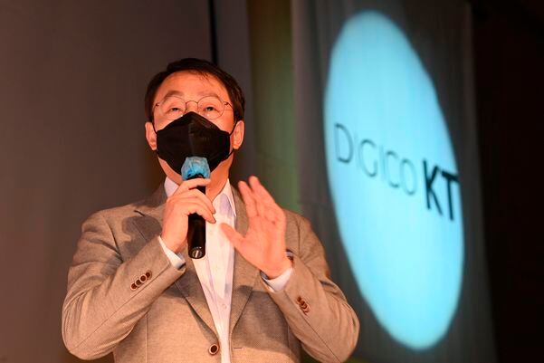 구현모 KT 대표가 지난 3월 '디지털플랫폼기업(디지코) KT'에 대한 비전을 밝히고 있다. /연합뉴스
