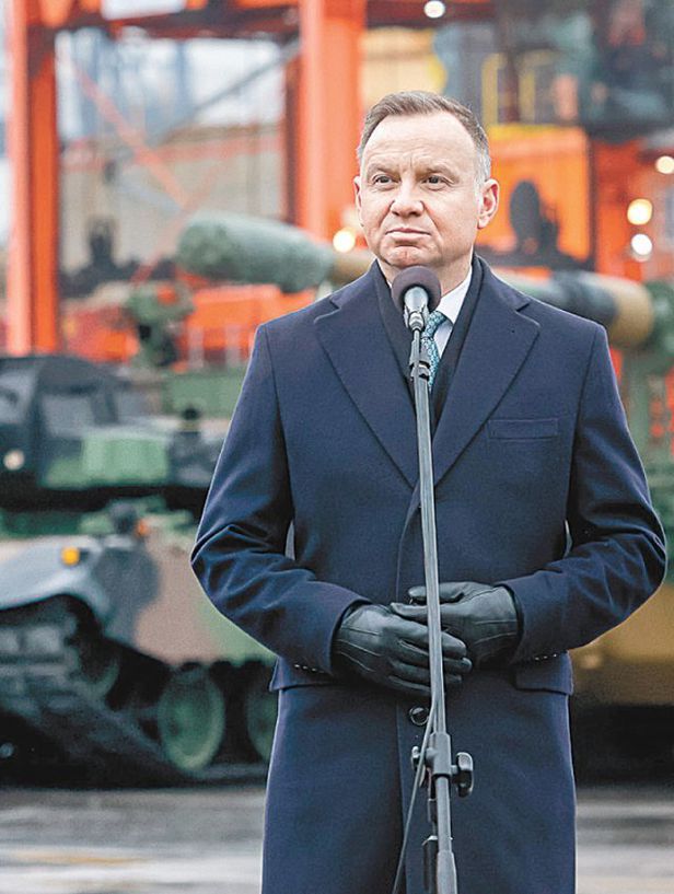 안제이 두다 폴란드 대통령이 12월 6일(현지 시각) K2 전차, K9 자주포 초도 물량이 도착한 그디니아 해군기지에서 환영 연설을 하고 있다./폴란드 대통령실 제공
