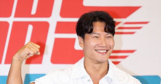 Singer Kim Jong-kook’s Shopping Mall Price Controversy Ends with Apology, Sell-out, and Donation