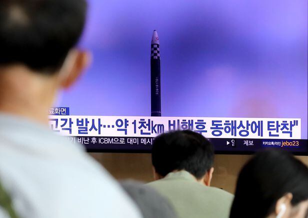 북한이 동해상으로 대륙간탄도미사일(ICBM)을 발사한 지난 12일 서울 중구 서울역 대합실에서 시민들이 북한 미사일 발사 관련 뉴스를 시청하고 있다. /뉴스1