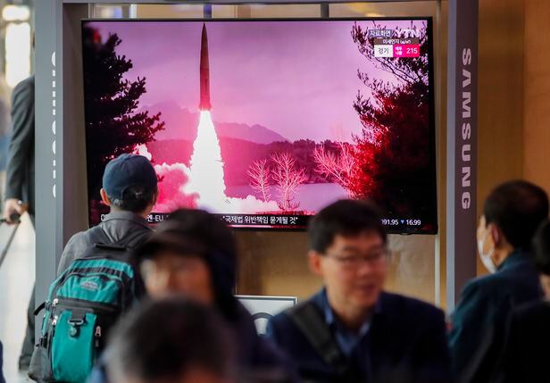 서울역 대합실에서 시민들이 북한의 탄도미사일 발사 관련 뉴스를 시청하고 있다. /뉴스1 