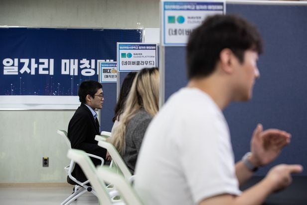청년 구직자들이 서울 용산구 청년취업사관학교 용산캠퍼스에서 열린 일자리 매칭데이에서 면접을 보고 있다. /뉴스1 