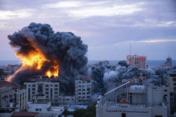 지난 7일(현지 시각) 이스라엘의 공습 이후 팔레스타인 가자지구에서 불길과 연기가 치솟고 있다. /연합뉴스