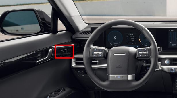 현대차 그랜저 택시의 문짝에는 운전석 메모리 시트 스위치(빨간색 표시 부분)가 장착돼 있어야 한다. /현대차 제공