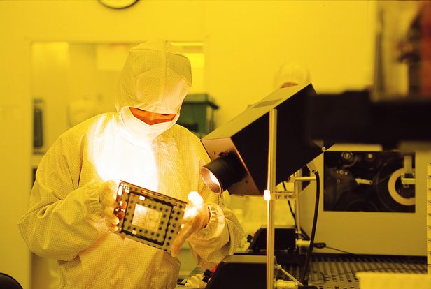 삼성전자 반도체공장에서 작업자가 웨이퍼 원판 위 회로를 만드는 데 쓰이는 기판인 포토마스크를 점검하고 있는 모습. /삼성전자 제공