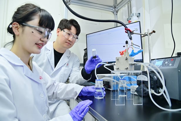 장웬준(왼쪽) KIST 연구원과 최재원 KIST 박사후연구원이 개발한 고성능 탄소촉매를 활용한 유동식 반응기에서 전기화학적 과산화수소 합성 실험을 진행하고 있다. /KIST