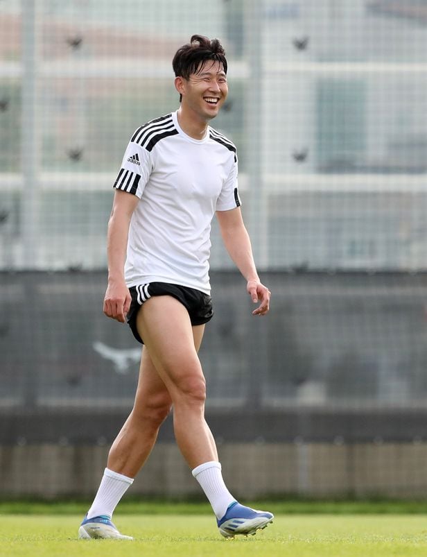 대한민국 축구 국가대표팀의 에이스 손흥민이 6일 오후 경기도 성남시 성남FC 클럽하우스 내 그라운드에서 열린 아마추어팀과 조기 축구 경기에 출전해 미소를 짓고 있다. 2022.7.6/뉴스1 ⓒ News1 김진환 기자