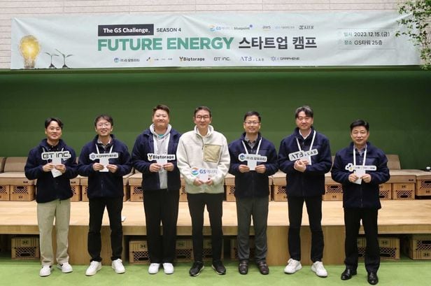 '더 지에스 챌린지 퓨처에너지'에 선발된 스타트업 6팀과 허용수(가운데) GS에너지 사장이 지난 15일 서울 강남구 GS타워에서 스타트업 캠프를 열고 기념촬영을 하고 있다. /블루포인트파트너스 제공