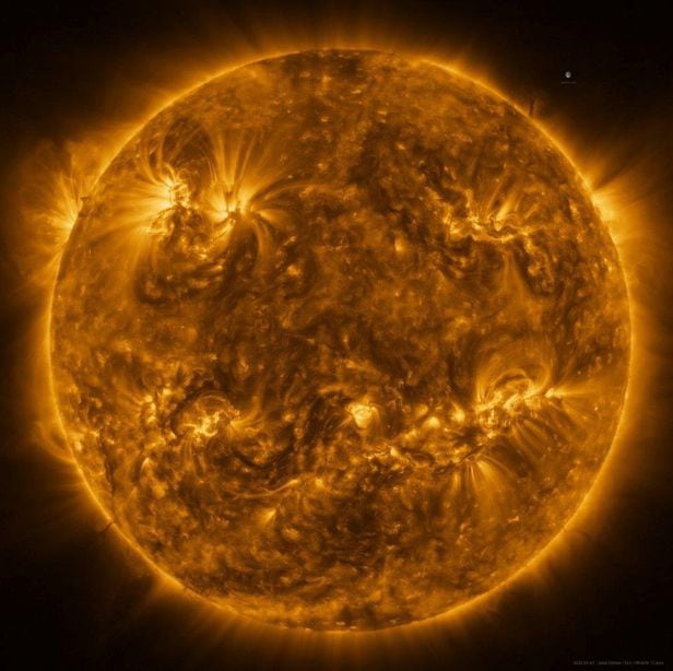 태양 표면의 코로나를 보여주는 이미지. 태양 코로나의 높은 온도와 태양풍의 속도는 아직 원인이 밝혀지지 않고 있다./ESA&NASA