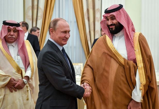 OPEC+의 주축인 블라디미르 푸틴(왼쪽) 러시아 대통령과 모하메드 빈 살만 사우디 왕세자. /트위터 캡처