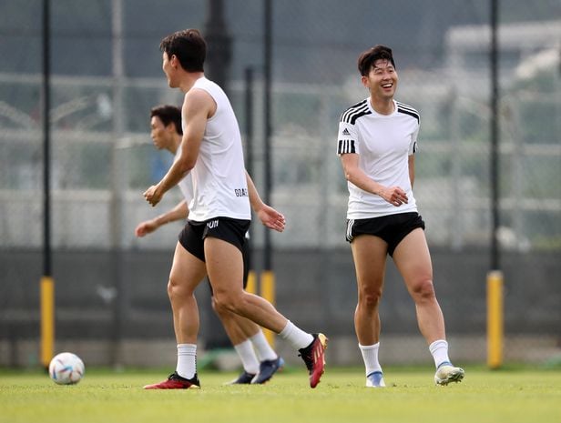 대한민국 축구 국가대표팀의 에이스 손흥민이 6일 오후 경기도 성남시 성남FC 클럽하우스 내 그라운드에서 열린 아마추어팀과 조기 축구 경기에 출전해 미소를 짓고 있다. 2022.7.6/뉴스1 ⓒ News1 김진환 기자