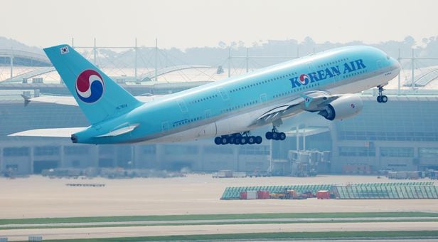 지난 4일 오전 미국 뉴욕행 대한항공 A380 여객기가 인천국제공항을 이륙하고 있다./연합뉴스