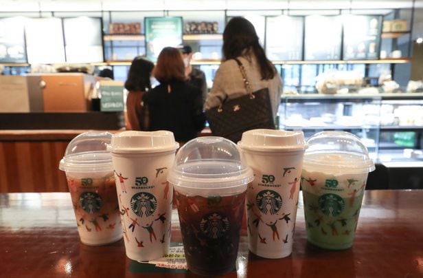 지난 9월 28일 오후 서울 시내 한 스타벅스 매장에서 고객들이 음료를 주문하고 있다./연합뉴스 제공