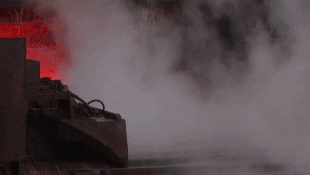 포스코 포항제철소 압연공장에서 슬래브가 압연기를 통과해 나오고 있다. /포스코 제공