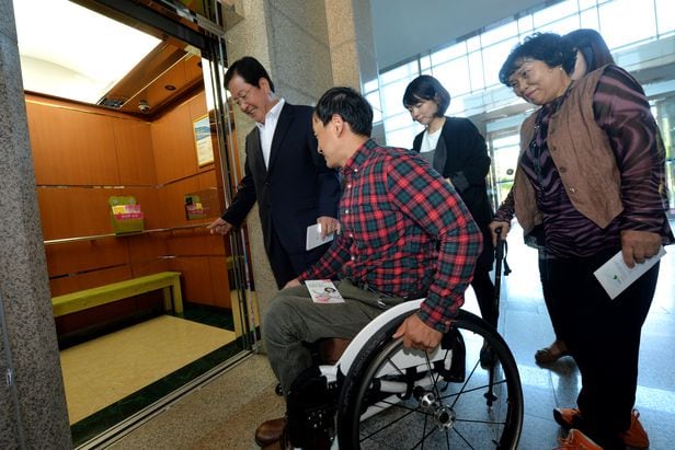 2014년 10월 10일 대전 서구청을 찾은 장애인과 임산부가 전용 승강기를 이용해보고 있다. /조선DB