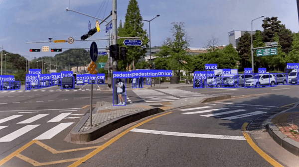 포티투닷의 자율주행 AI 알고리즘은 센서퓨전을 통해 도로에 움직이는 사물들의 종류·위치를 판단한다. 자율주행 AI 인식 알고리즘을 통해 보행섬에 신호대기 중인 보행자를 인식하고 우회로를 서행하며 빠져나가고 있다. /포티투닷