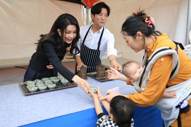 <BR>김건희 여사가 6일 오후 제주 서귀포항에서 열린 제4회 서귀포 은갈치 축제 개막식에 참석해 강레오 쉐프와 시민들에게 시식용 은갈치회를 나눠주고 있다.<BR> /대통령실 제공