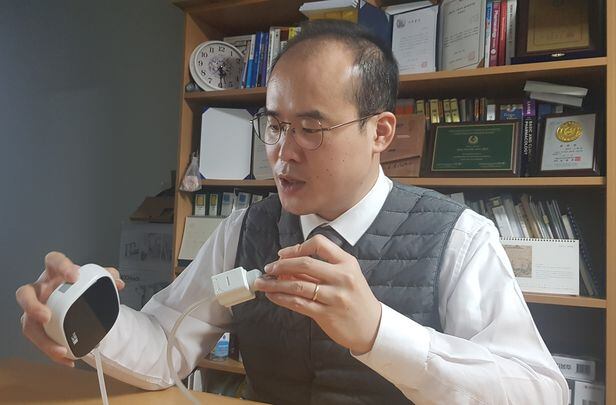 지난 2월 22일 아워랩 신현우 대표가 자사 폐쇄성 수면무호흡증 치료기기인 '옥슬립'에 대해 설명하고 있다. /최정석 기자