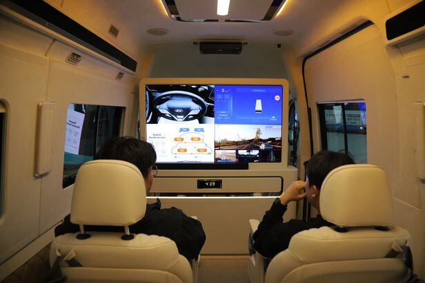 오토노머스에이투지가 인천공항에서 운행하는 자율주행 셔틀버스의 실내. /오토노머스에이투지 제공