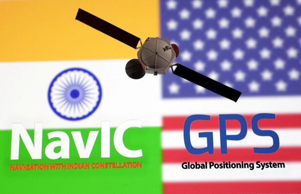 인도가 자체 개발한  위치정보 시스템 NavIC와 미국 GPS의 로고를 인도 국기와 미국 성조기에 각각 배치한 이미지 컷.  