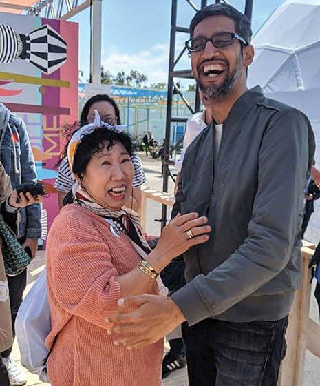 박막례(왼쪽) 할머니가 2019년 5월 미국에서 열린 구글 개발자대회에서 순다르 피차이 구글 CEO를 만나고 있다. / 유튜브