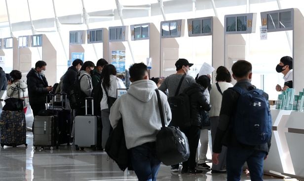 인천국제공항 제1터미널 출국장 여행사 카운터에서 여행객들이 출국 전 안내를 받고 있다. 
