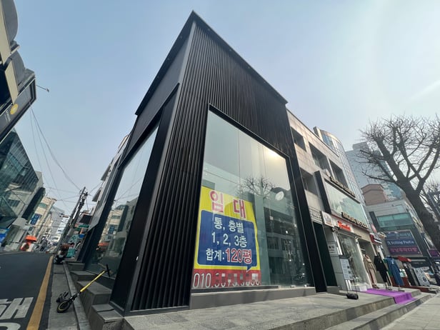 전 층이 비어있는 서울 신사동 가로수길의 한 건물. /김은영 기자