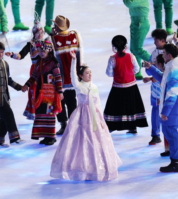 4일 오후 중국 베이징 국립경기장에서 열린 2022 베이징 동계올림픽 개회식에서 한복을 입은 한 공연자가 손을 흔들고 있다. /연합뉴스