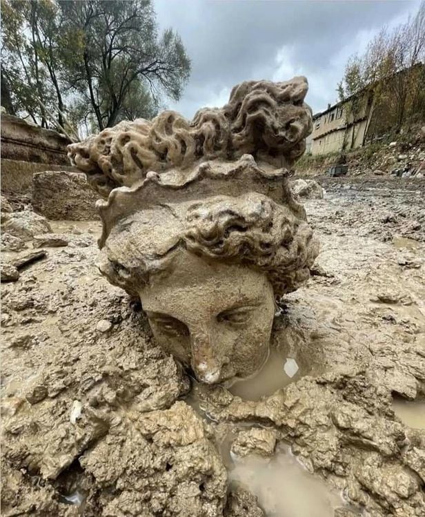 터키 유적에서 발견된 사랑과 술의 신 조각상... “개울 바닥에서 출토” - 조선비즈