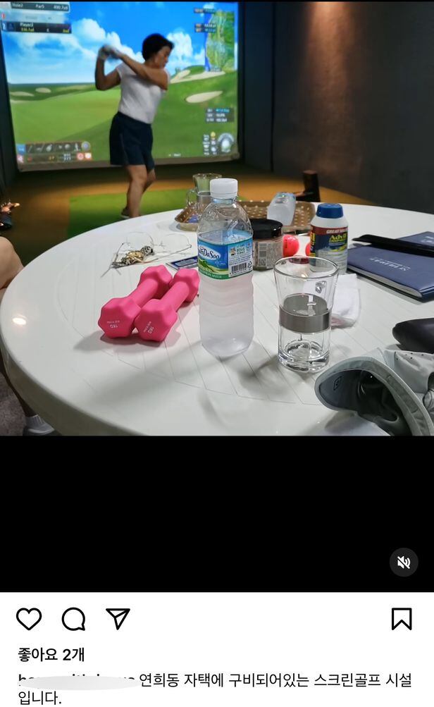  사진은 A씨가 게시한 영상 속 이순자 여사로 추정되는 한 여성이 골프를 치고있는 모습. 그는 '연희동 자택에 구비된 스크린골프 시설'이라고 덧붙였다. /A씨 인스타그램 캡쳐