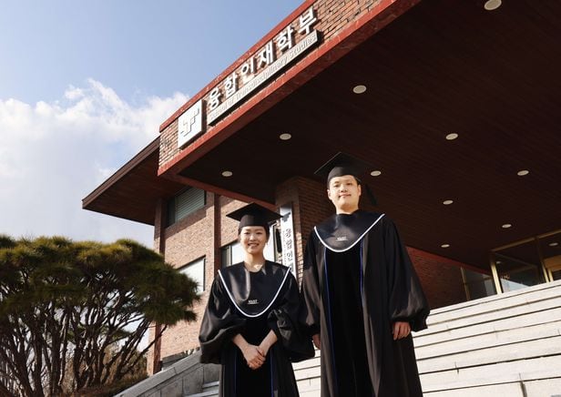 한국과학기술원(KAIST)이 16일 학위수여식을 열고 융합인재학부의 첫 졸업생을 배출한다. 고경빈(왼쪽), 김백호 씨는 각각 과학기술정책대학원과 뇌인지과학과로 진학해 학업을 이어간다./한국과학기술원