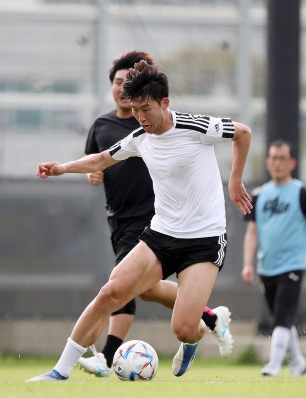 대한민국 축구 국가대표팀의 에이스 손흥민이 6일 오후 경기도 성남시 성남FC 클럽하우스 내 그라운드에서 열린 아마추어팀과 조기 축구 경기에 출전해 드리블을 하고 있다. 2022.7.6/뉴스1 ⓒ News1 김진환 기자