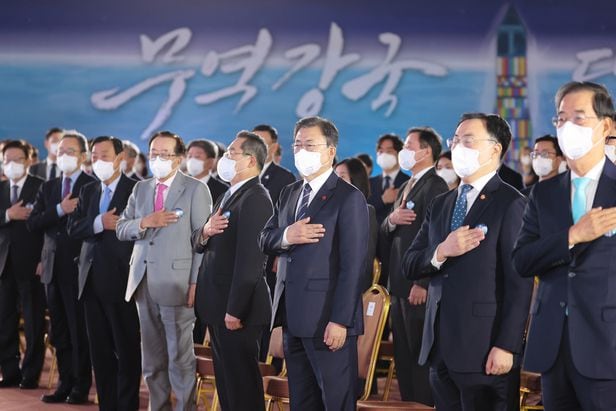 문재인 대통령이 6일 서울 강남구 코엑스에서 열린 제58회 무역의날 기념식에 참석, 국기에 경례를 하고 있다. /연합뉴스