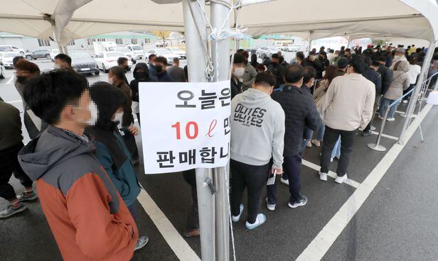 9일 전북 익산시 실내체육관 앞에 요소수를 구입하려는 시민들이 대기해 있다. /연합뉴스