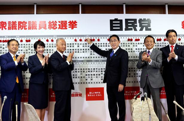 기시다 후미오(오른쪽 세 번째) 일본 총리가 중의원 선거(총선)가 치러진 10월 31일 당 지도부와 함께 도쿄 자민당 본부에 설치된 개표센터를 방문해 당선자 이름 위에 장미꽃을 달아주며 미소짓고 있다. /AP 연합뉴스