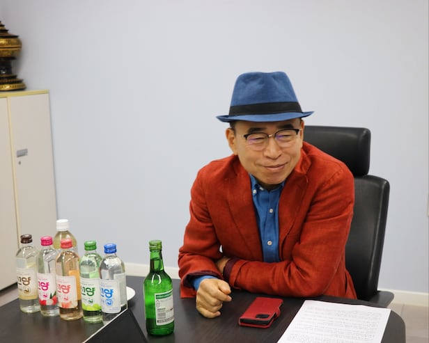 지난 13일 오전 10시 대전광역시 서구 영골길 본사에서 만난 조웅래(67) 선양소주 회장이 인터뷰 질문을 듣고 있다. /선양소주 제공