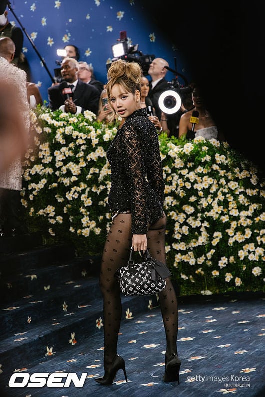 Lisa's pantsless fashion at Met Gala sparks debate over Rosa Parks design - CHOSUNBIZ Lisa's pantsless fashion at Met Gala sparks debate over Rosa Parks design - CHOSUNBIZ