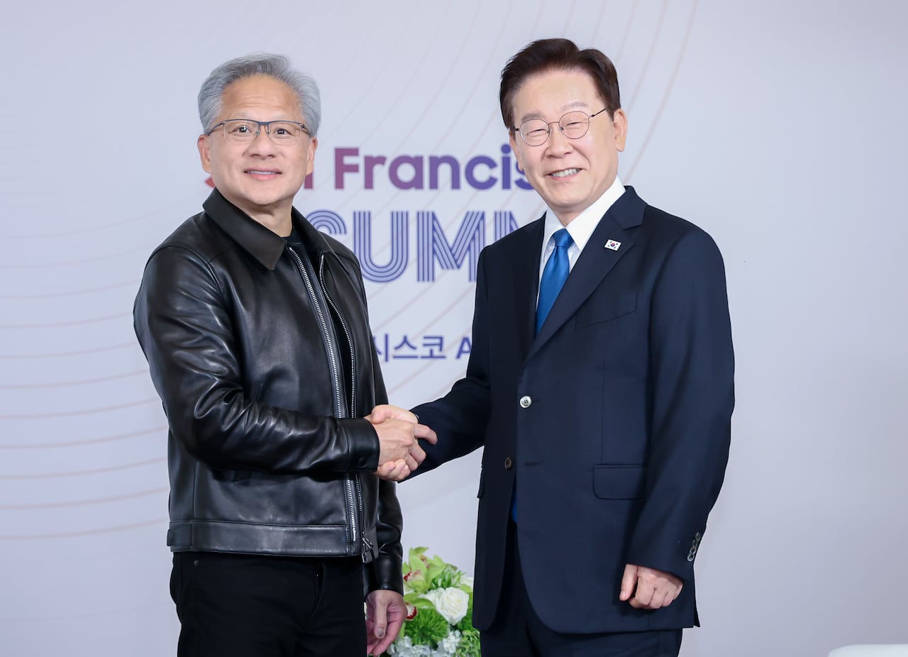 President Lee Jae-myung poses for a commemorative photo before meeting with Jensen Huang, Nvidia CEO, in San Francisco, United States, on the 24th./Courtesy of Yonhap News