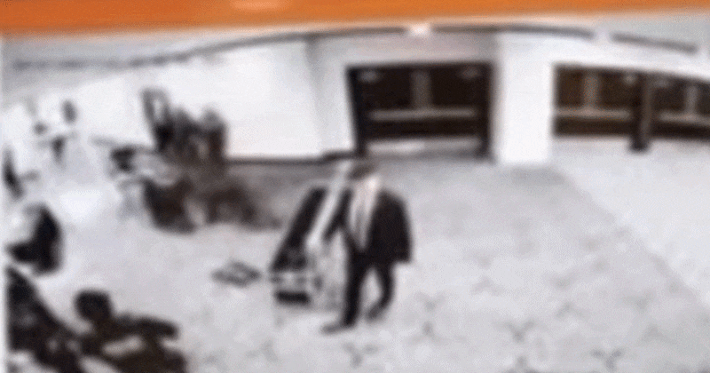 트럼프, 21개월 사이 3차례 피격 위기... 유세장·골프장 이어 만찬장까... - 뉴스 썸네일 이미지