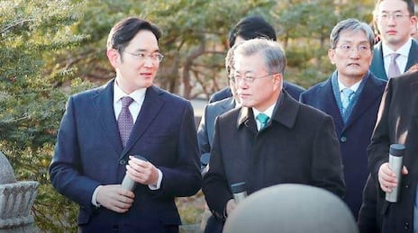 문재인 대통령과 이재용 삼성전자 부회장이 1월 15일 오후 청와대 영빈관에서 산책하고 있다.