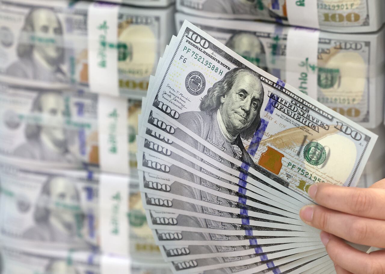 원·달러 환율 1300원 공방전, 외환당국 10兆 투하…비어가는 달러 곳간 괜찮을까 - 조선비즈