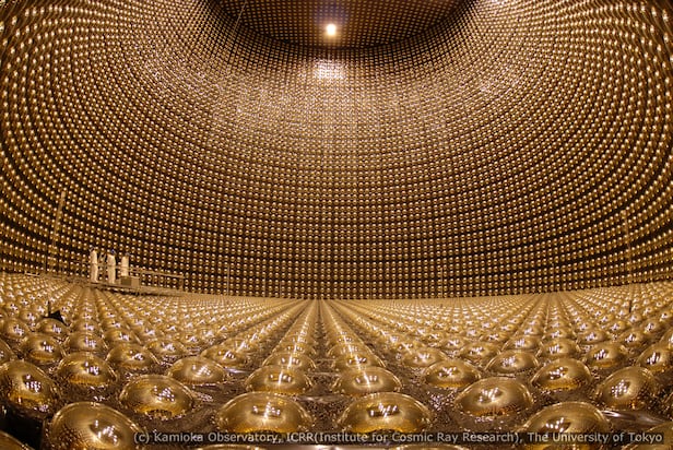 알본 기후현 가미오카 광산에 있는 중성미자 검출 장치인 슈퍼가미오칸데. 산 정상에서 지하 1000m 지점에 지름 39m, 높이 41m의 거대 수조가 있고 그 안에 순수한 물 5만t이 담겨 있다. 수조의 사방 벽면에는 커다란 전구 모양의 중성미자 검출 장치가 1만1129개 달려 있다. 중성미자가 물 분자를 이루는 원자나 전자와 부딪힐 때 발생하는 원형의 전자파를 감지한다./일본 도쿄대