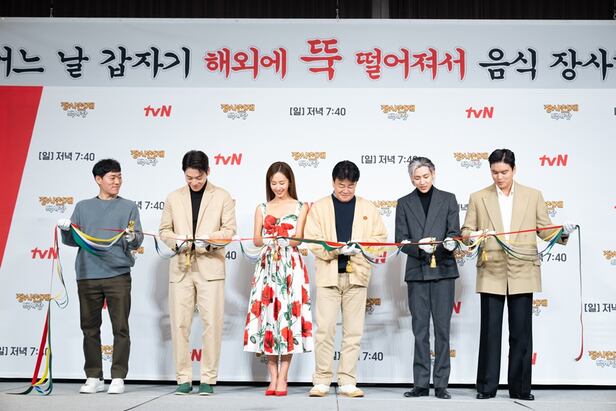 '장사천재 백사장'과 직원들, 테이프 커팅식까지 [포토] - 조선비즈