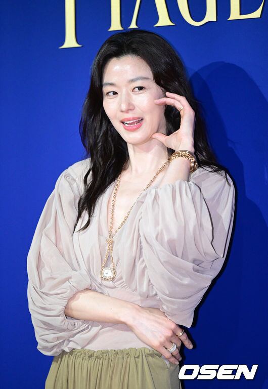 Jun Ji-hyun Embarks on New Journey with PEACHY