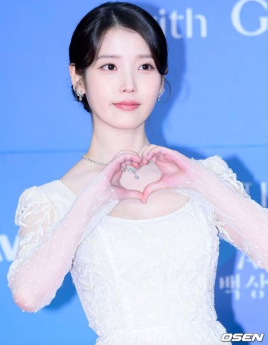 IU surprises Jeju grandmothers with gifts, strengthens bond IU surprises Jeju grandmothers with gifts, strengthens bond
