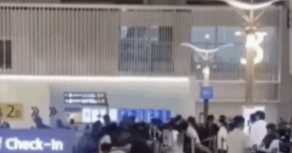 인천공항 차단선 밑으로 기어 들어가는 무개념 중국 보따리상들