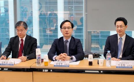 작년 11월 22일 열린 미국 세탁기 세이프가드 관련 민관합동 대책회의에서 강성천 산업통상자원부 통상 차관보(가운데)가 발언하고 있다.